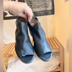 Lucky Brand cut out leather sandals